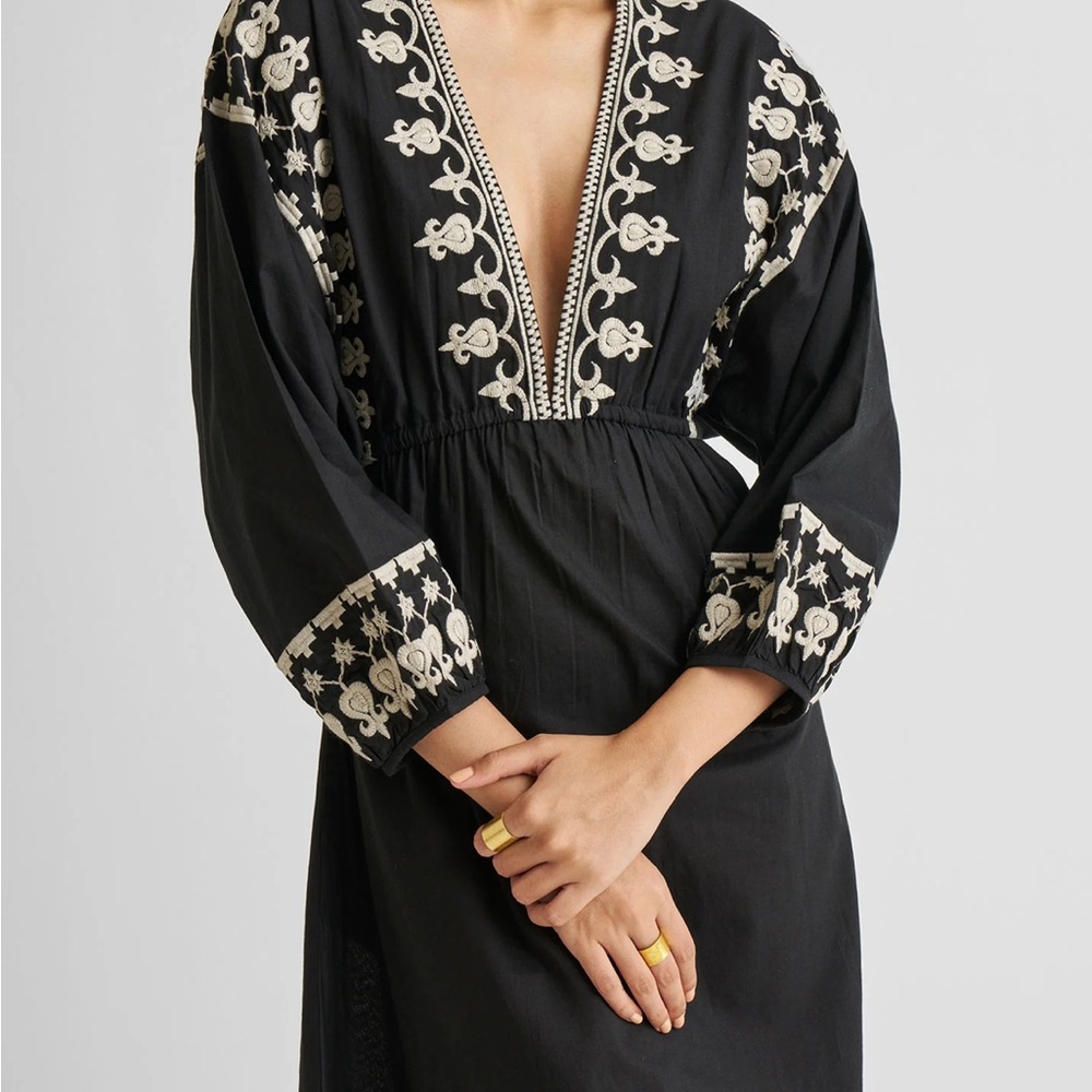 Reistor Black and White Embroidered Top